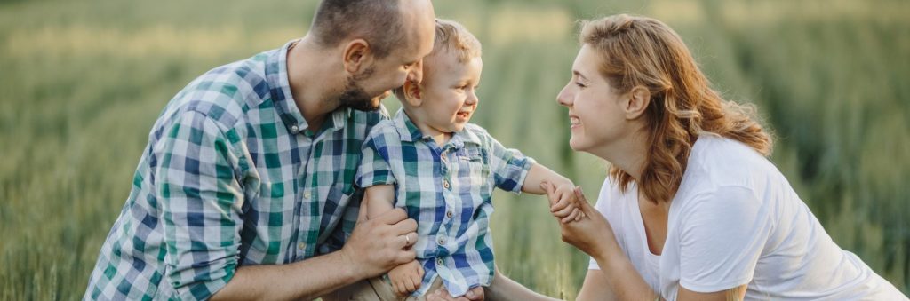 LIVEO ģimene pļavā